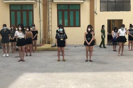 38 nam nữ say sưa hát karaoke bất chấp lệnh cấm vì COVID-19