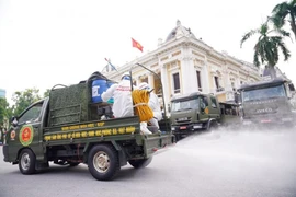 Hà Nội: Binh chủng hóa học, Bộ tư lệnh Thủ đô bắt đầu phun khử khuẩn diện rộng