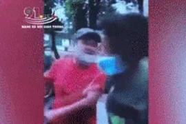 Nhắc đeo khẩu trang, người đàn ông tát công an viên tại chốt kiểm dịch