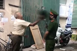 Bị nhắc đeo khẩu trang, cụ ông dùng mũ cối đánh công an