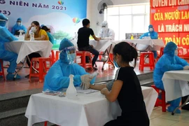 Khẩn: Hà Nội đề nghị xét nghiệm COVID-19 cho bất cứ ai bị ho, sốt