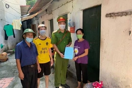 Công an đến từng xóm trọ, vận động chủ nhà giảm tiền cho người thuê