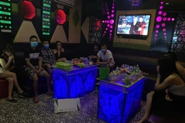 Phạt 4 thanh niên hát cùng nữ tiếp viên giữa mùa dịch