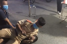 Nam thanh niên không đeo khẩu trang, đấm công an tại chốt kiểm dịch