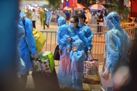 Di dời người dân ngay trong đêm tại ổ dịch lớn nhất Hà Nội