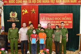 Trao học bổng cho con của 4 liệt sỹ hy sinh khi bắt tội phạm ma túy