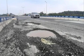 Cao tốc Đà Nẵng-Quảng Ngãi: Hư hỏng khắp nơi nhưng vẫn thu phí 1.400 tỉ