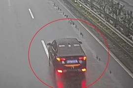 Ô tô ‘nhái’ biển số xanh, chạy ngược chiều trên cao tốc suốt 15 km