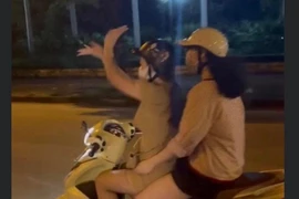 Buông 2 tay để ‘múa quạt’ khi lái xe, cô gái bị phạt 8,8 triệu đồng 