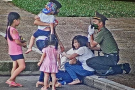 Trung sĩ cảnh vệ dùng ngón tay ngăn người đàn ông lên cơn co giật cắn lưỡi