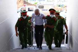 Vụ ‘đất vàng’ Bình Dương: 19 tuổi đứng tên chủ tịch công ty, mọi việc do cha điều phối