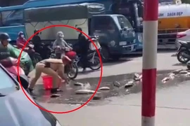 CSGT giúp người dân nhặt cá bị đổ ra đường