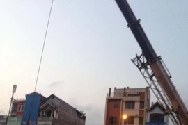 Sắt tuột cáp cẩu rơi ở tuyến đường sắt Nhổn - Ga Hà Nội