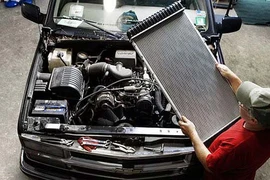 Có nên dùng nước uống đóng chai cho két nước xe ô tô?