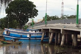 Con tàu 8 tỉ đồng đã vượt qua được gầm cầu Trần Hưng Đạo