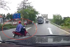 Phụ nữ rẽ không quan sát khiến ôtô phanh cháy mặt đường