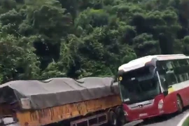 Xe khách chạy kiểu 'giết người'
