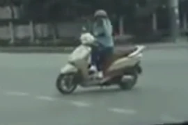 'Ninja Lead' vô tư dừng xe ngay giao lộ nghe điện thoại