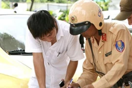 Không mang giấy tờ, xe ô tô thì có bị tạm giữ ?