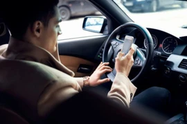 Các mức phạt sử dụng điện thoại khi lái xe
