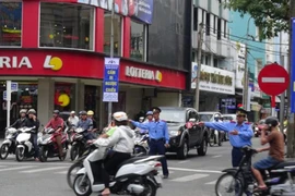 Ô tô dừng bên trái đường một chiều có bị phạt?