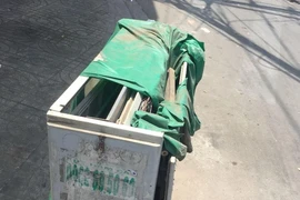 Tủ điện nằm dưới đường gây nguy hiểm cho người dân