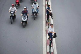 Người đi bộ trên đường phải chấp hành nguyên tắc nào?