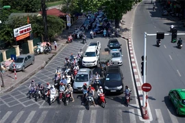 Lỗi ô tô đi sai làn đường có bị tước giấy phép lái xe?