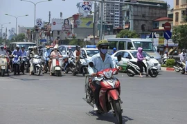 Xe gắn máy vượt đèn đỏ, có bị tước giấy phép lái xe?