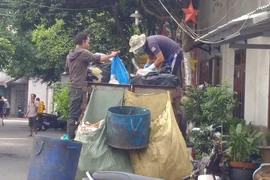 Thu gom rác dân lập bằng xe tự chế, mất vệ sinh