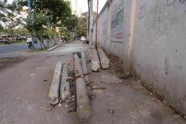 Trụ điện cũ trên vỉa hè, gây nguy hiểm cho người đi đường