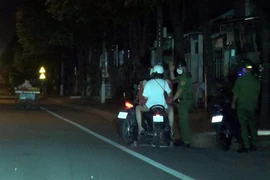 Công an phường lập chốt bắt xe.