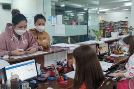 Đang hưởng lương hưu, ra định cư nước ngoài, giải quyết thế nào?