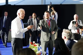 Tổng thống Mỹ Joe Biden (áo sơ mi trắng, cà vạt xanh) khó chịu khi bị PV Kaitlan Collins gặng hỏi sau khi đã kết thúc họp báo sau hội đàm Geneva. Ảnh: AP