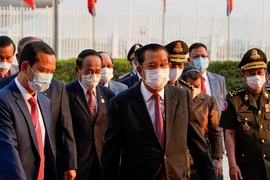 Thủ tướng Hun Sen (giữa) và các quan chức Campuchia trong lễ tiếp vận lô vaccine ngừa COVID-19 do Trung Quốc viện trợ hồi tháng 2. Ảnh: REUTERS