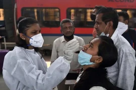 Một điểm xét nghiệm nhanh COVID-19 tại một nhà ga tàu hỏa tại TP Mumbai, bang Maharashtra (Ấn Độ). Ảnh: HT MEDIA (ẤN ĐỘ)