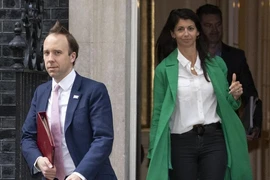 Ông Matt Hancock (trái) và nữ phụ tá trong bê bối ngoại tình, bà Gina Coladangelo (phải). Ảnh: THE TIMES