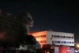 Cháy lớn tại khu điều trị bệnh nhân COVID-19 ở Bệnh viện Thực hành Iman Hussein tại TP Nasiriyah (Iraq). Ảnh: INA