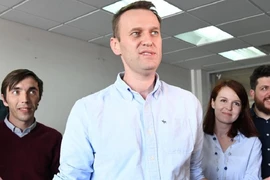 Nhân vật đối lập Alexei Navalny (giữa, áo xanh) và người phát ngôn Kira Yarmysh (kề bên phải). Ảnh: AFP