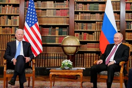 Tổng thống Mỹ Joe Biden (trái) và người đồng cấp Nga Vladimir Putin (phải) trong hội nghị thượng đỉnh Geneva hôm 16-6. Ảnh: REUTERS