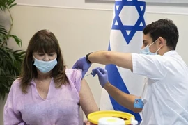 Một người Israel đi tiêm vaccine ngừa COVID-19 của Pfizer-BioNTech hôm 30-7. Ảnh: AP