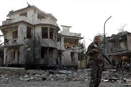 Một lính Afghanistan ở hiện trường một vụ đánh bom xe ở thủ đô Kabul hôm 4-8. Ảnh: REUTERS
