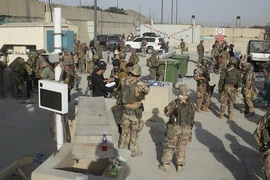 Lực lượng Mỹ bên ngoài sân bay Kabul, Afghanistan. Ảnh: AP (chụp ngày 20-8).