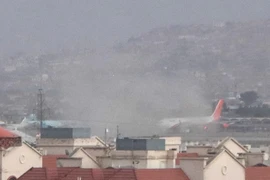 Khói từ sân bay Kabul, Afghanistan, sau vụ đánh bom do ISIS-K hôm 26-8. Ảnh: EPA