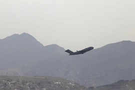 Một máy bay quân sự Mỹ cất cánh từ sân bay Kabul (Afghanistan) hôm 30-8. Ảnh: AP