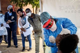 Một điểm xét nghiệm COVID-19 tại TP Johannesburg, Nam Phi. Ảnh: BLOOMBERG