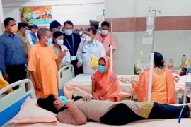 Thủ hiến Uttar Pradesh, ông Yogi Adityanath thăm các bệnh nhân bị bệnh sốt "bí ẩn" đang nằm viện tại một cơ sở y tế ở quận Firozabad. Ảnh: PTI