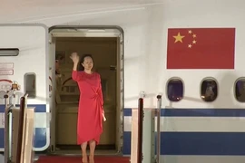 Bà Mạnh Vãn Châu vẫy tay lúc vừa trở về TP Thâm Quyến (Trung Quốc) hôm 25-9. Ảnh: REUTERS