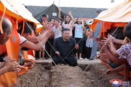 Nhà lãnh đạo Triều Tiên Kim Jong-un hôm 8 và 9-8 thăm người dân chịu ảnh hưởng bởi mưa lũ ở tỉnh Bắc Pyongan trong các địa điểm sơ tán tập trung. Nguồn: KCNA