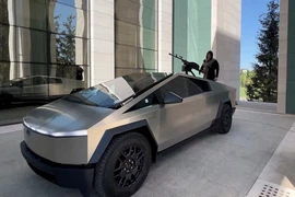 Nhà lãnh đạo Chechnya (Nga) Ramzan Kadyrov khoe chiếc xe bán tải Tesla Cybertruck được lắp súng máy. Ảnh: CNN